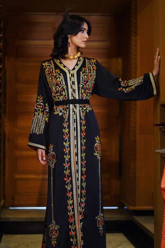 Caftan deux pieces noir aux feuillages dorés et fleurs orange orientales