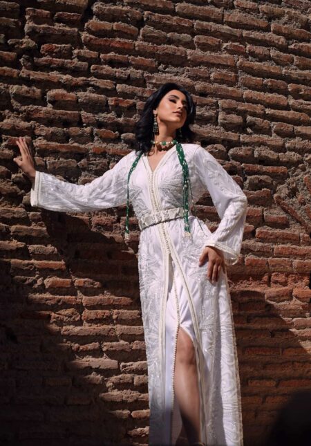 Caftan deux pièces blanc en soie satinée brodé de fleurs perlées