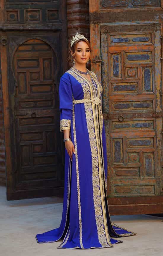 Caftan deux pièces bleu roi majestueux et or étincelant.
