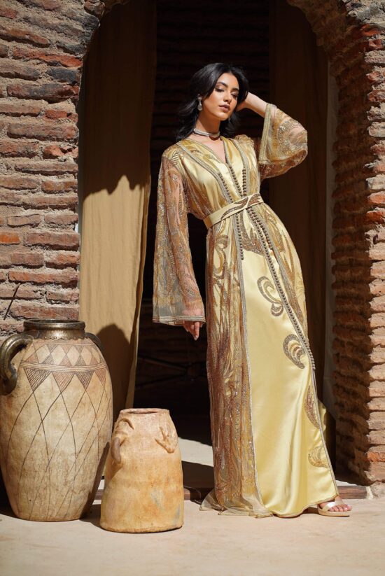 Caftan deux pièces jaune pastel en Drap de soie et tulle perlé or & bronze