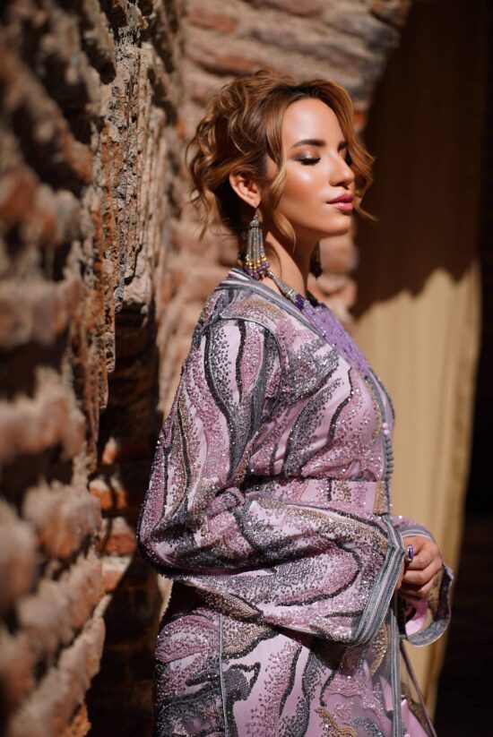 Caftan deux pièces rose lilas en satin et tule brodée noir et argent