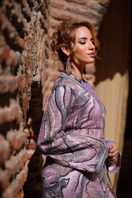 Caftan deux pièces rose lilas en satin et tule brodée noir et argent