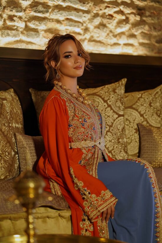 Caftan deux pièces  en crèpe de soie et satin de soie orange flamboyant et bleu ciel brodé d’or.