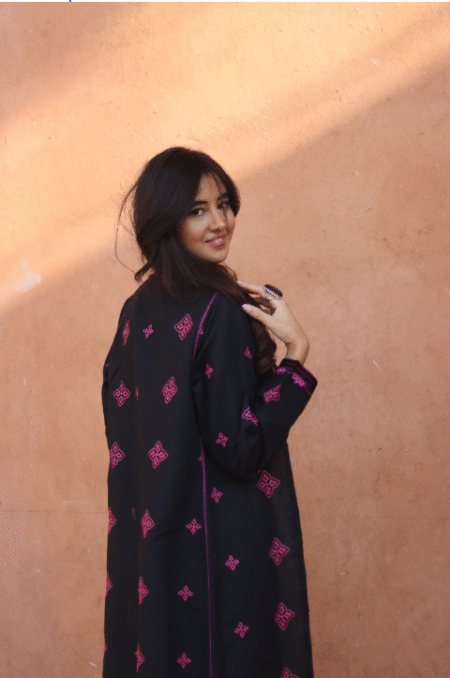 Caftan en lin, délicates étoiles brodées à la main noir