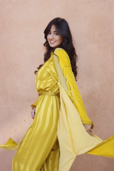 Caftan moderne rayé avec cape brodée en velours - JAUNE
