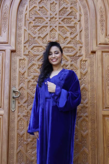 Caftan moderne rayé avec cape brodée en velours - BLUE
