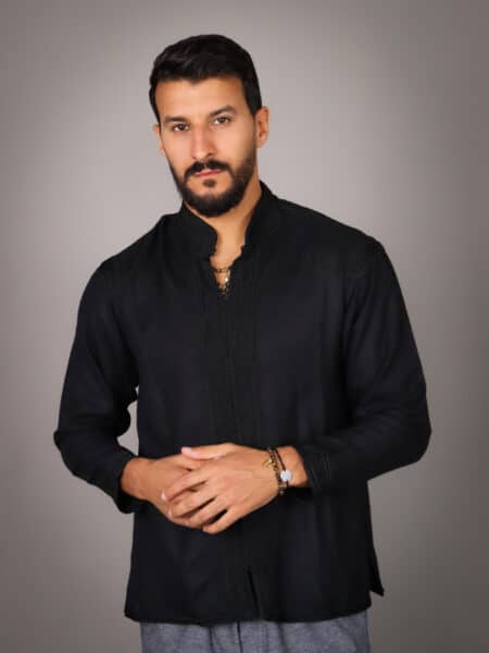 Chemise en lin à col officier, rehaussée d'une broderie marocaine subtile NOIR