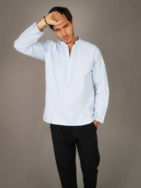 Chemise en lin exquise, magnifiquement ornée de broderie marocaine artisanale